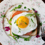 Oeufs au plat enceinte : peut-on en manger sans risque ?