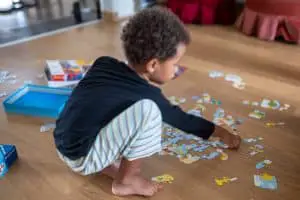 Enfant jouant avec un puzzle pour les 4 ans