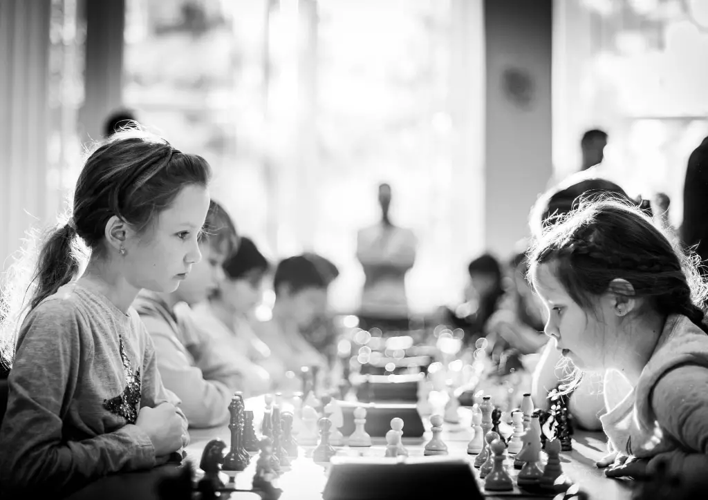 Jeunes filles jouant aux échecs
