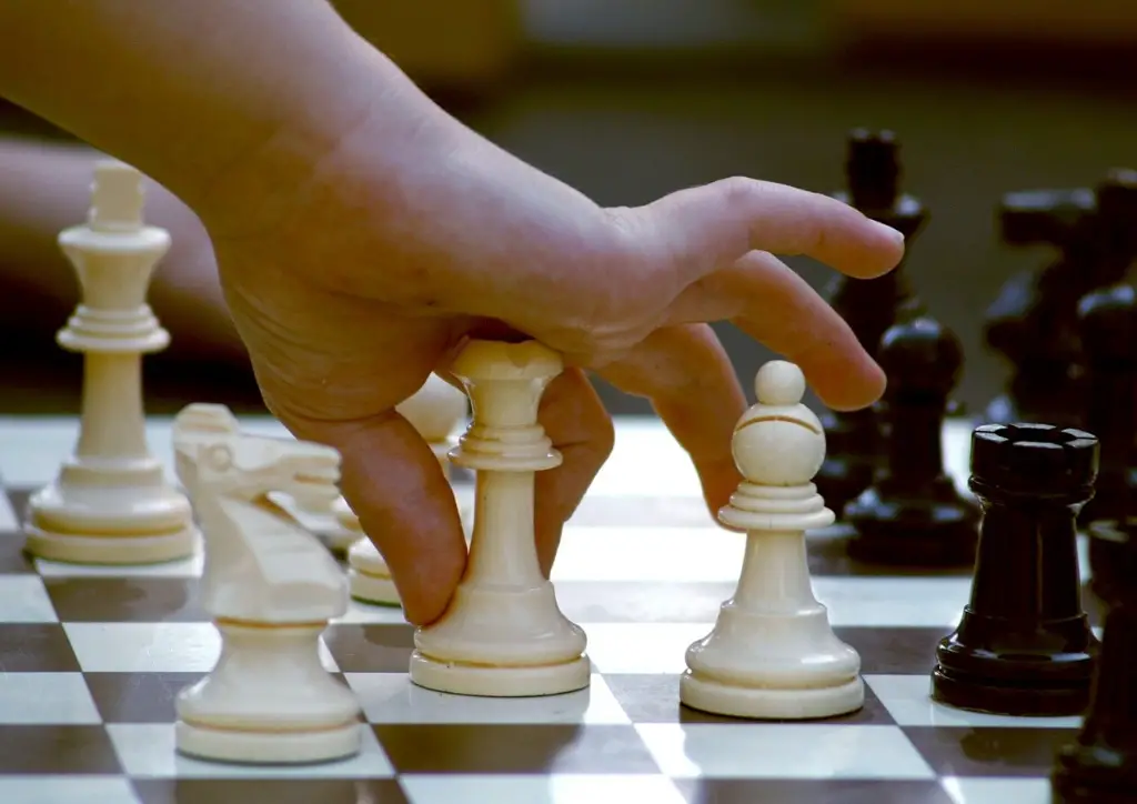 Apprendre les échecs aux enfants pour les éloigner des écrans