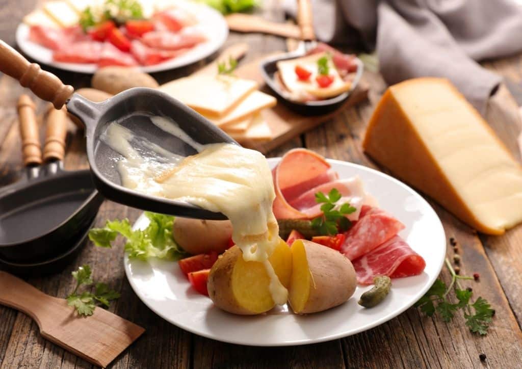 Assiette de raclette : fromage fondu, pomme de terre et charcuterie