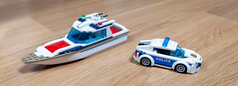 Bateau et voiture de police LEGO à moins de 25€