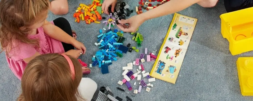 Enfants jouant avec une boîte de LEGO classique et en jeu libre