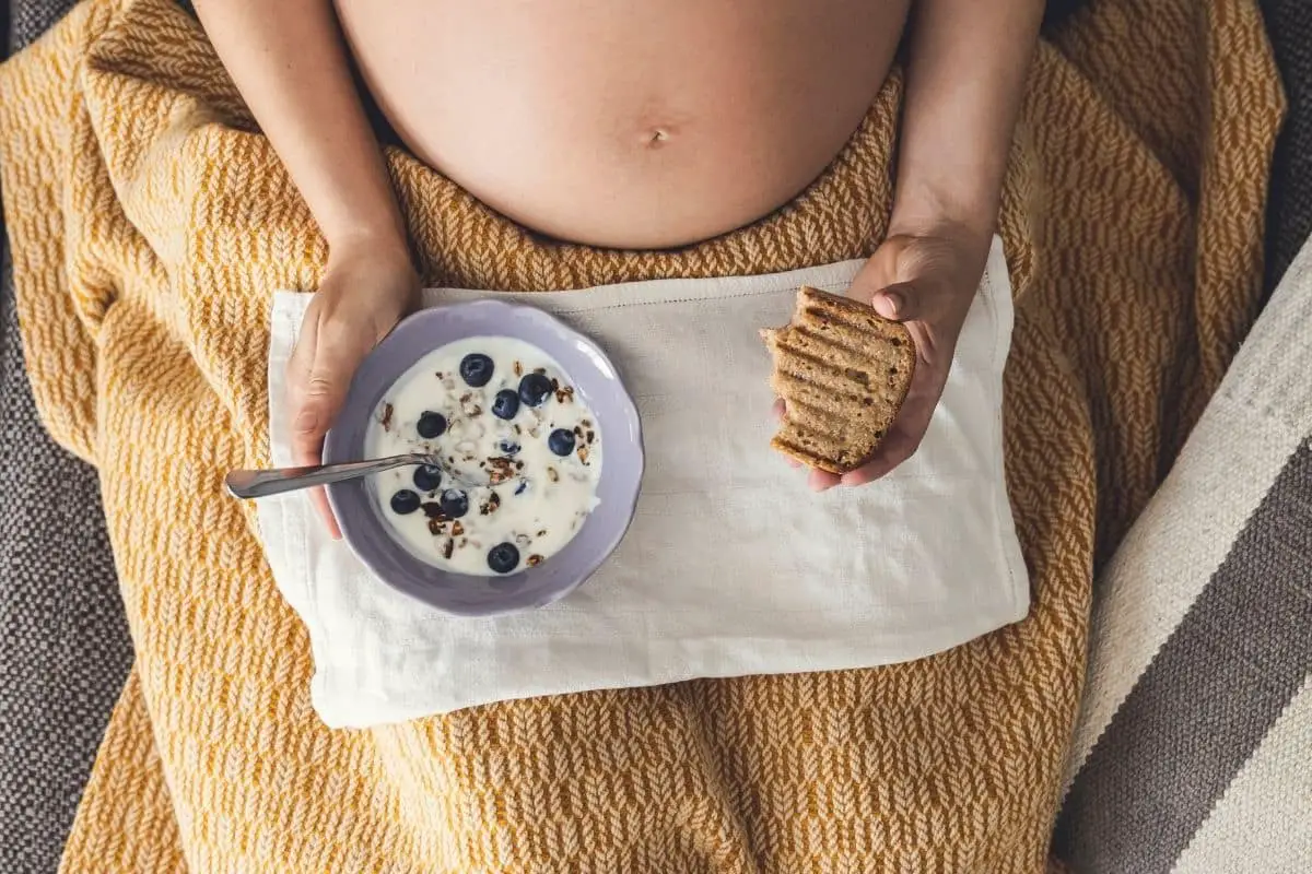 femme-enceinte-mangeant-au-lit-muesli