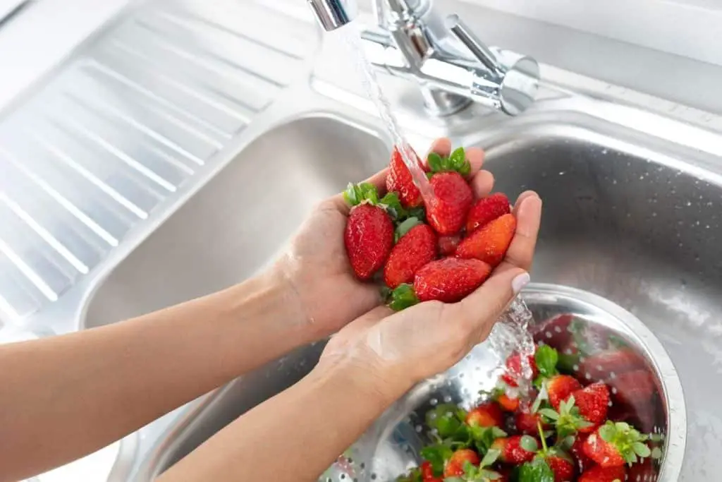 Laver les fraises est très important pour la femme enceinte