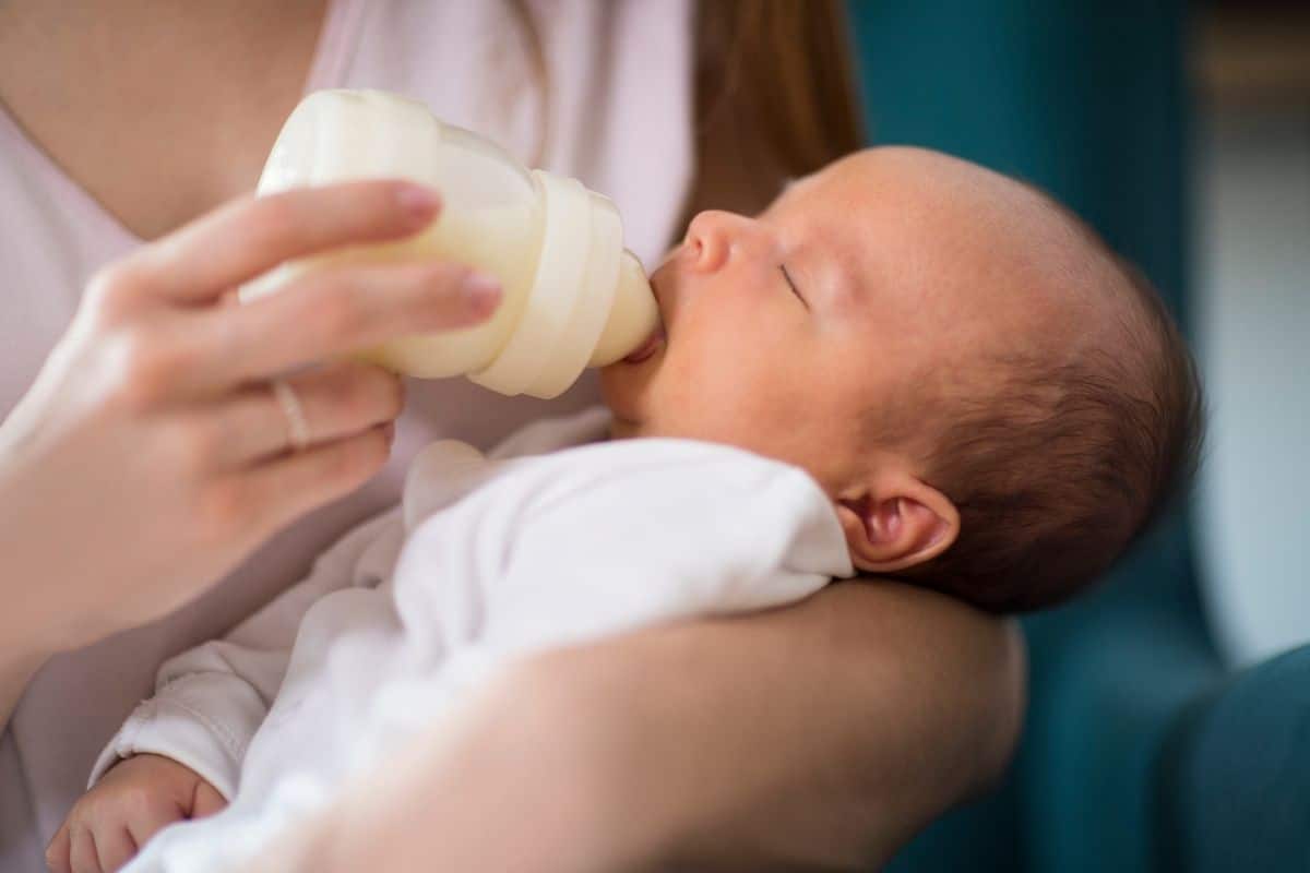 nourrir-bebe-au-biberon Bébé nourri au biberon
