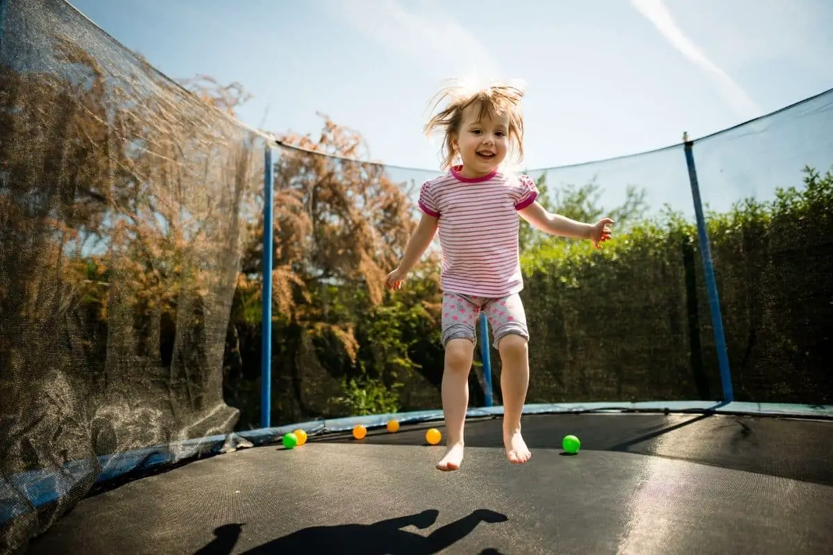 Le trampoline, un jeu de jardin pour enfants très prisé