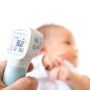 La santé de bébé contrôlée par la prise de la température