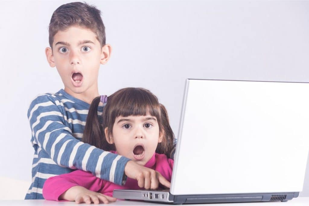 Des enfants choqués par le contenu visible sur l'écran d'ordinateur
