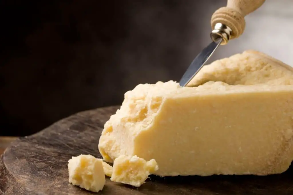 Le parmesan fait partie des fromages à pâte pressée cuite que la femme enceinte peut manger sans risque