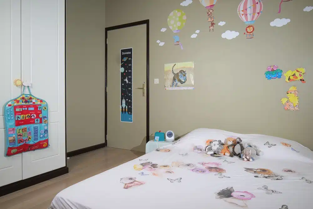 Les autocollants muraux offrent une décoration sympa pour agencer une chambre d'enfant