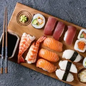 Menu japonais à base sushis et makis