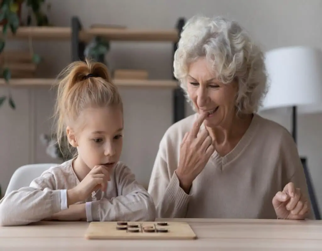 Grand-mère et petite-fille en train de jouer à un jeu de société