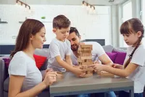 Parents et enfants en train de jouer aux jeux de société