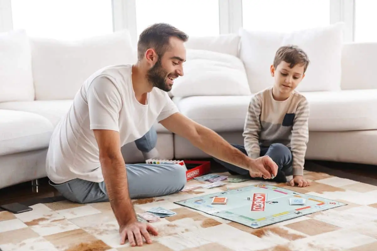 Père et enfant appliquant les règles du Monopoly