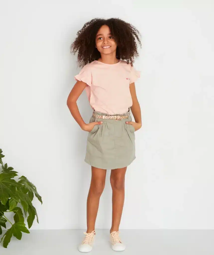 Fille portant une jupe et un tshirt de la marque Tape à l'oeil