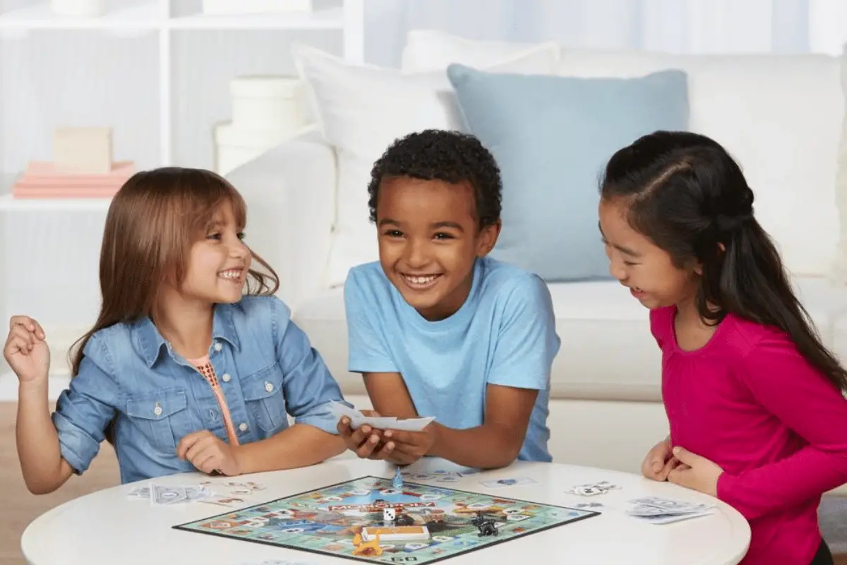 Enfants jouant au monopoly