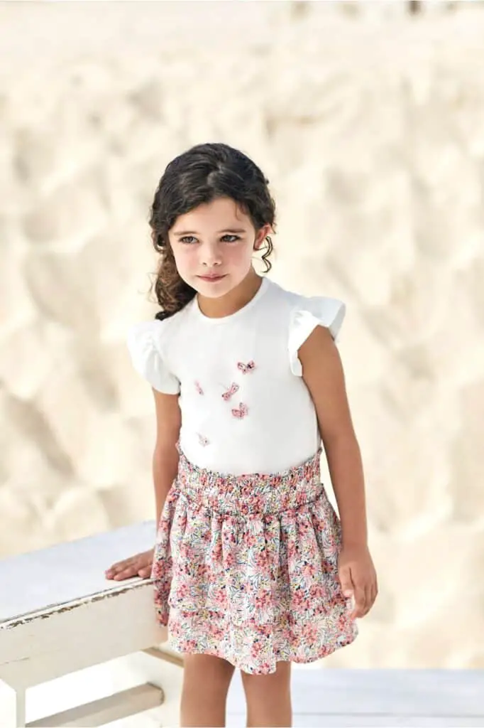 Petite fille habillée d'une jupe et d'un tshirt de la marque Tartine et Chocolat