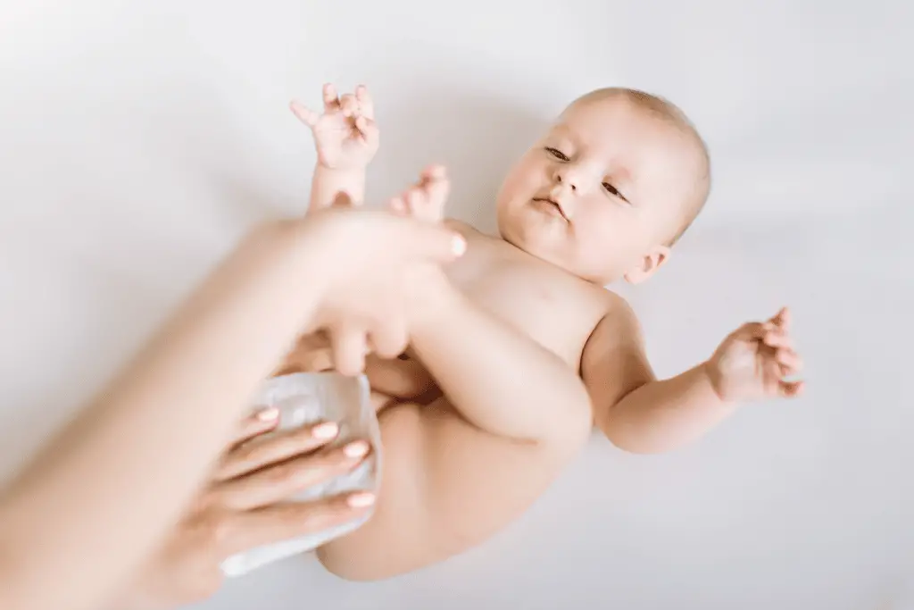 Nettoyage des fesses de bébé