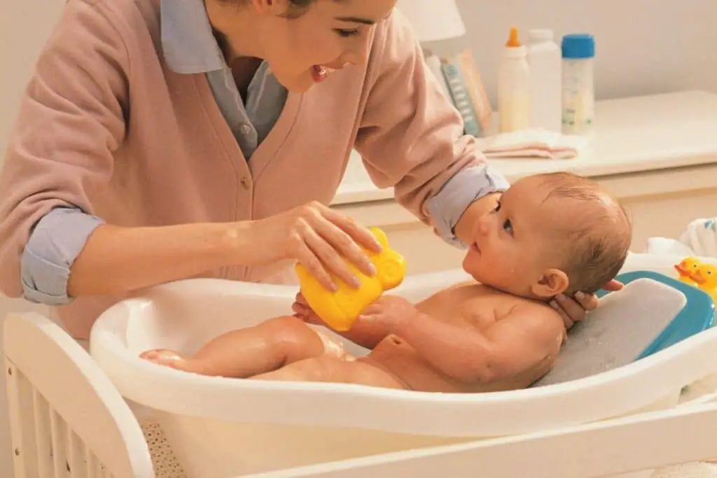 Bébé dans la baignoire-bébé avec transat intégré