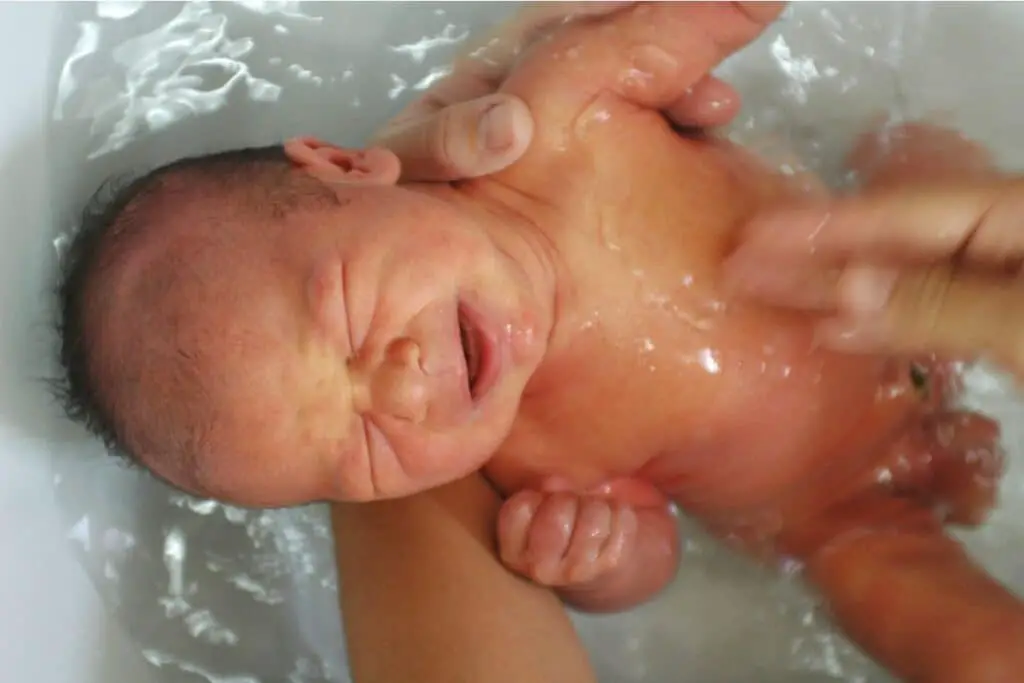 Bébé qui pleure pendant le bain