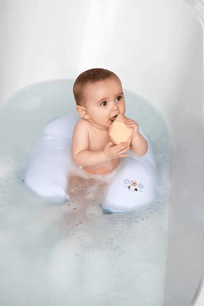 Bébé assis dans un coussin de bain