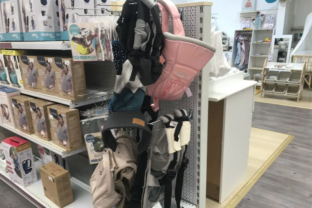 Rayon porte-bébés dans un magasin de puériculture