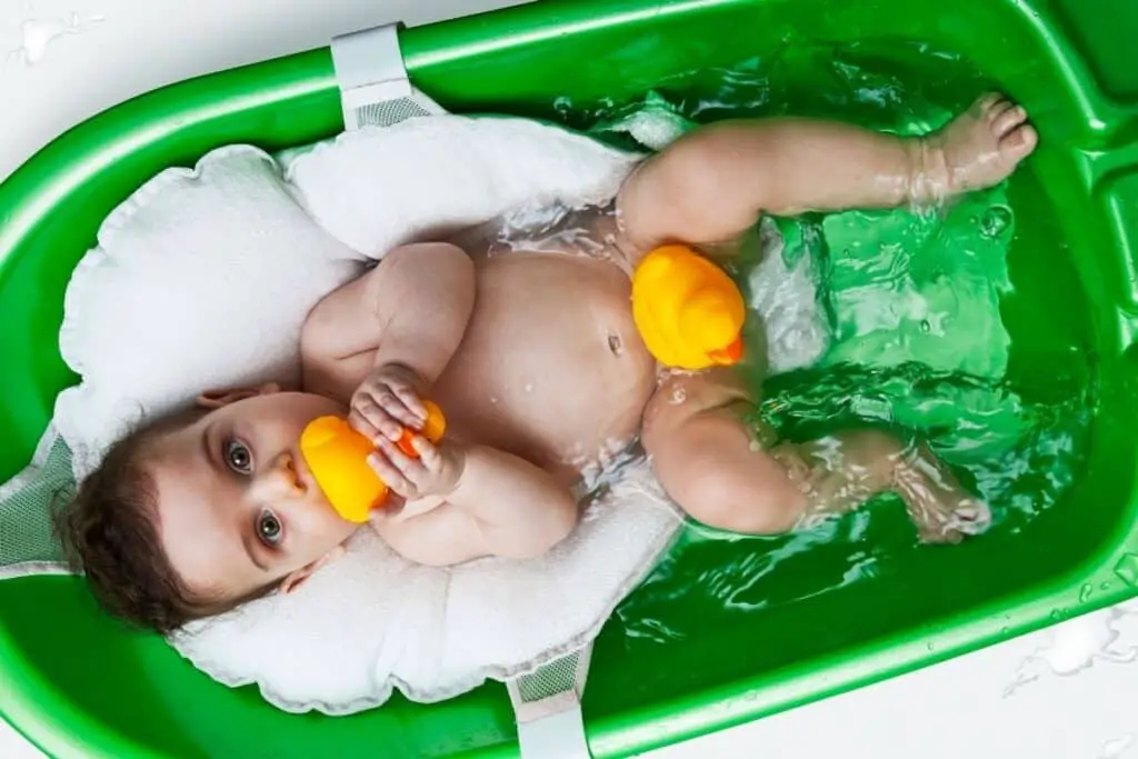 Bébé dans un transat de bain gonflable