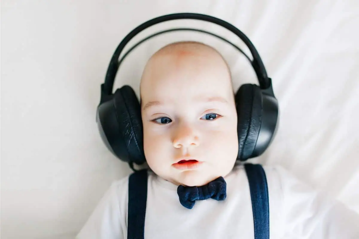 Bébé avec un casque antibruit pour le protéger des nuisances sonores