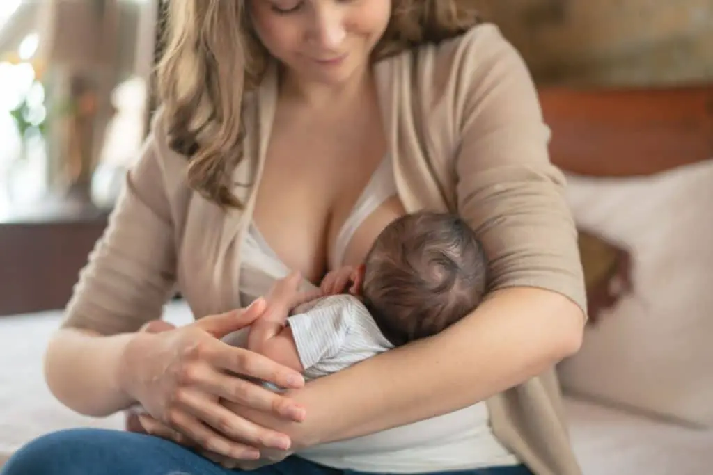 Maman allaitante utilisant un soutien-gorge d'allaitement