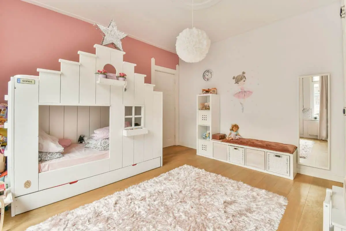 Chambre d'enfant avec un lit original